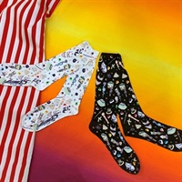 劇団☆新感線45th×靴下屋コラボ〈イラスト総柄ソックス〉